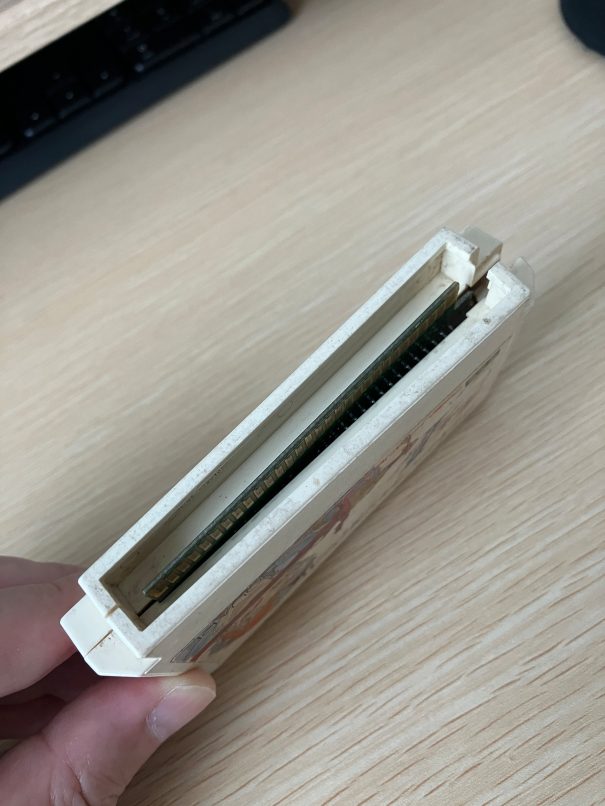 片側が外れた様子