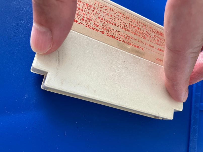 カセットを閉じる様子