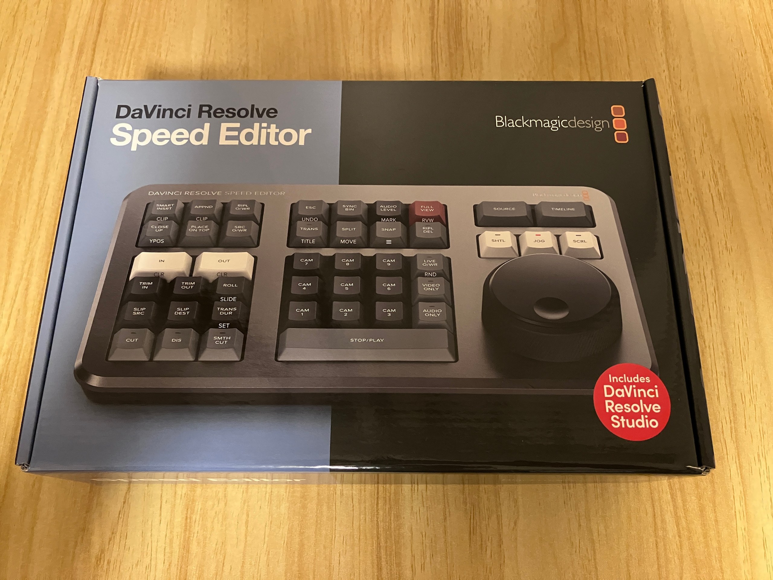 DaVinci Resolve Speed Editorの化粧箱。右下の赤いシールに注目です。この記事は、ほぼこのシールの話です