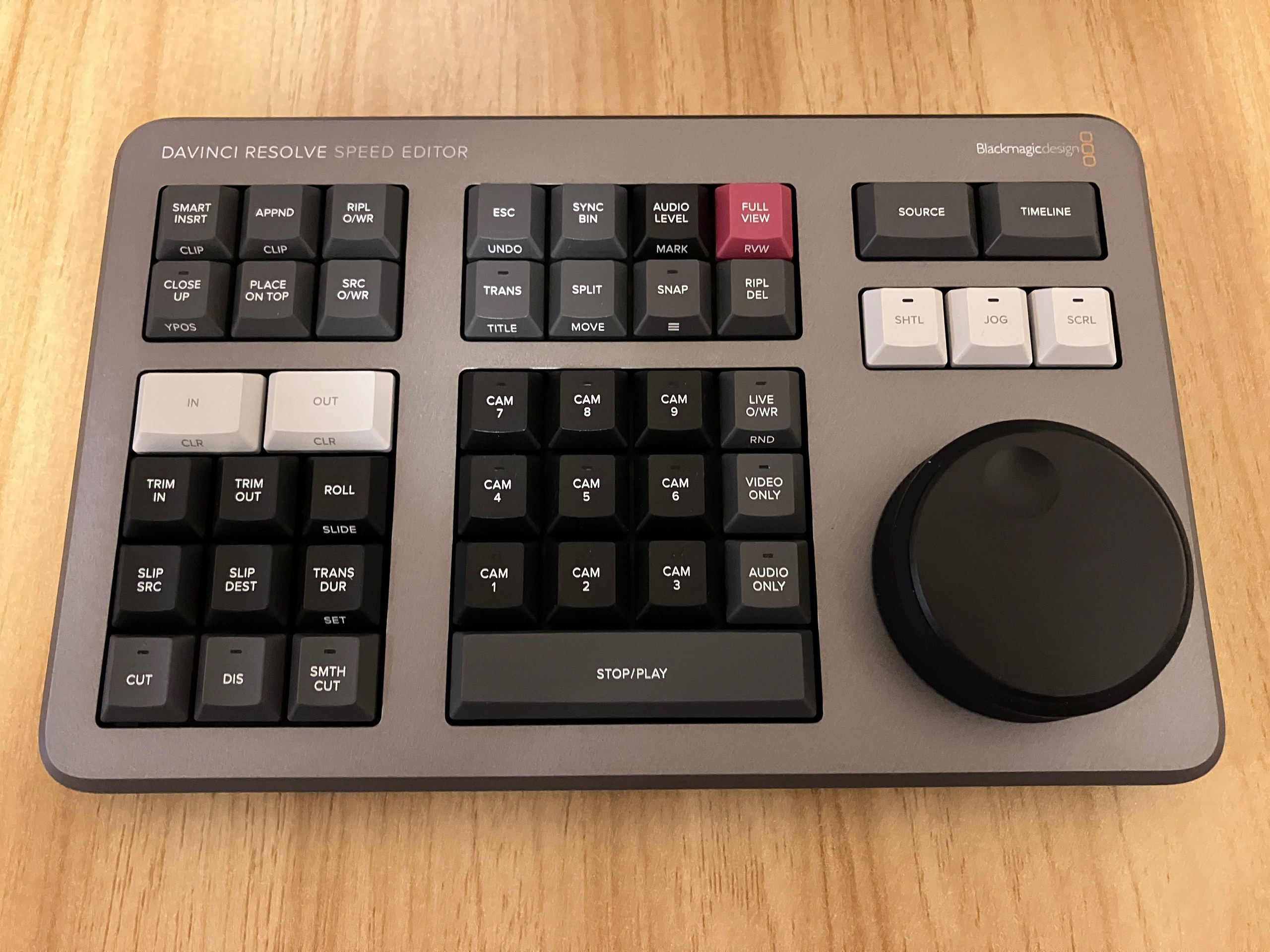 本体。右側の大きな黒い円盤がサーチダイヤルです。文字キーが1つもないキーボードというのは、なかなか新鮮な眺めです
